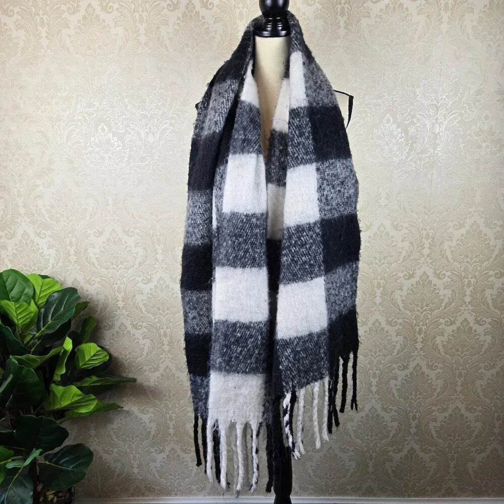 Steve Madden Black White Plaid Blanket Type Scarf Fringed Ends Cozy Comfy Winter